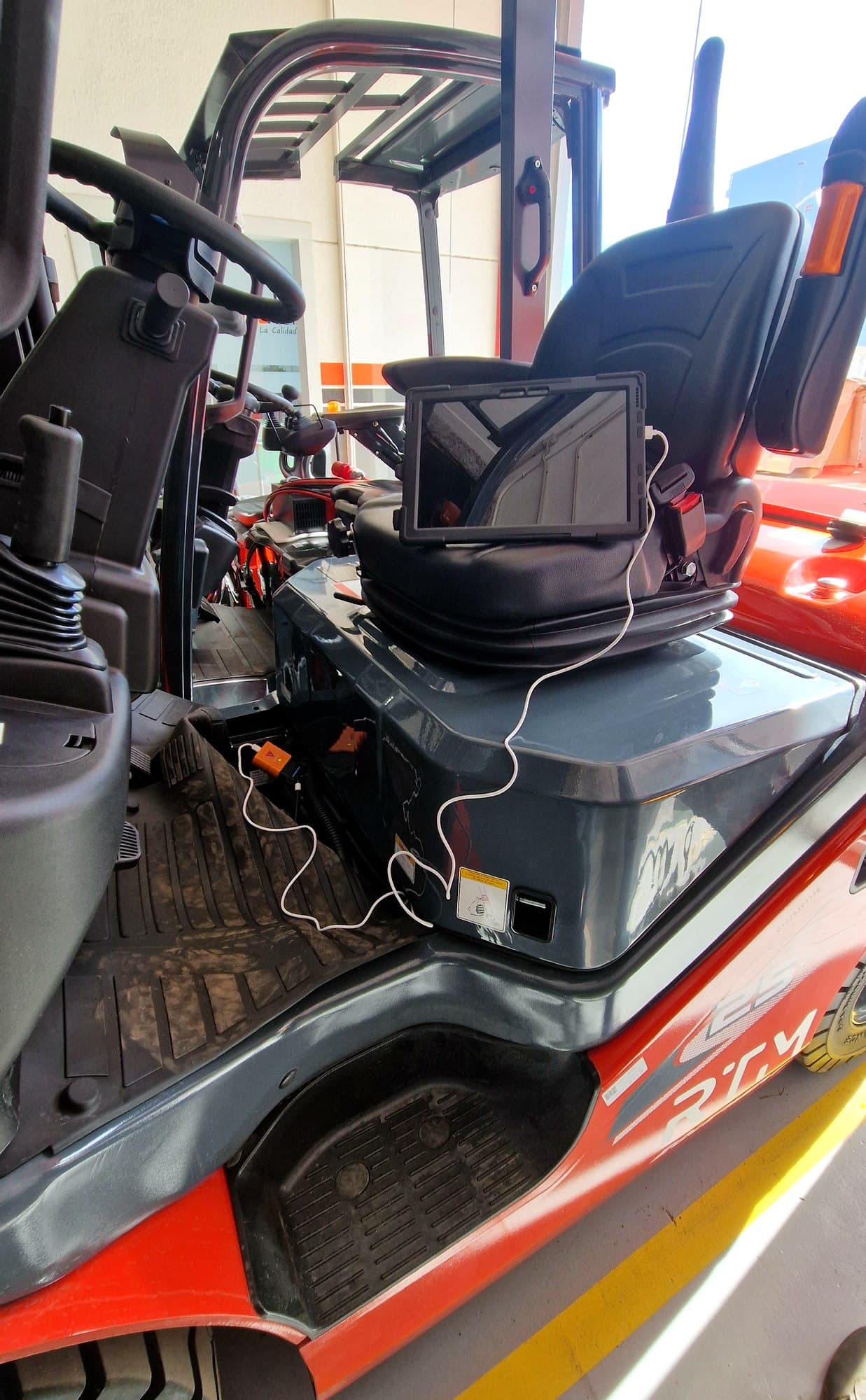Revisión periódica de seguridad de una carretilla elevadora según la UNE 58452