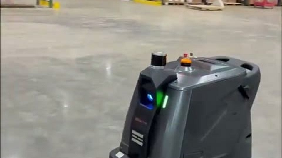 Robot CENOBOTS trabajando en una nave industrial