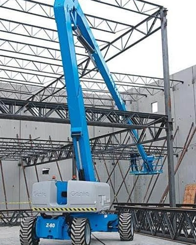 Brazo articulado extendido por encima de una estructura metálica en obra